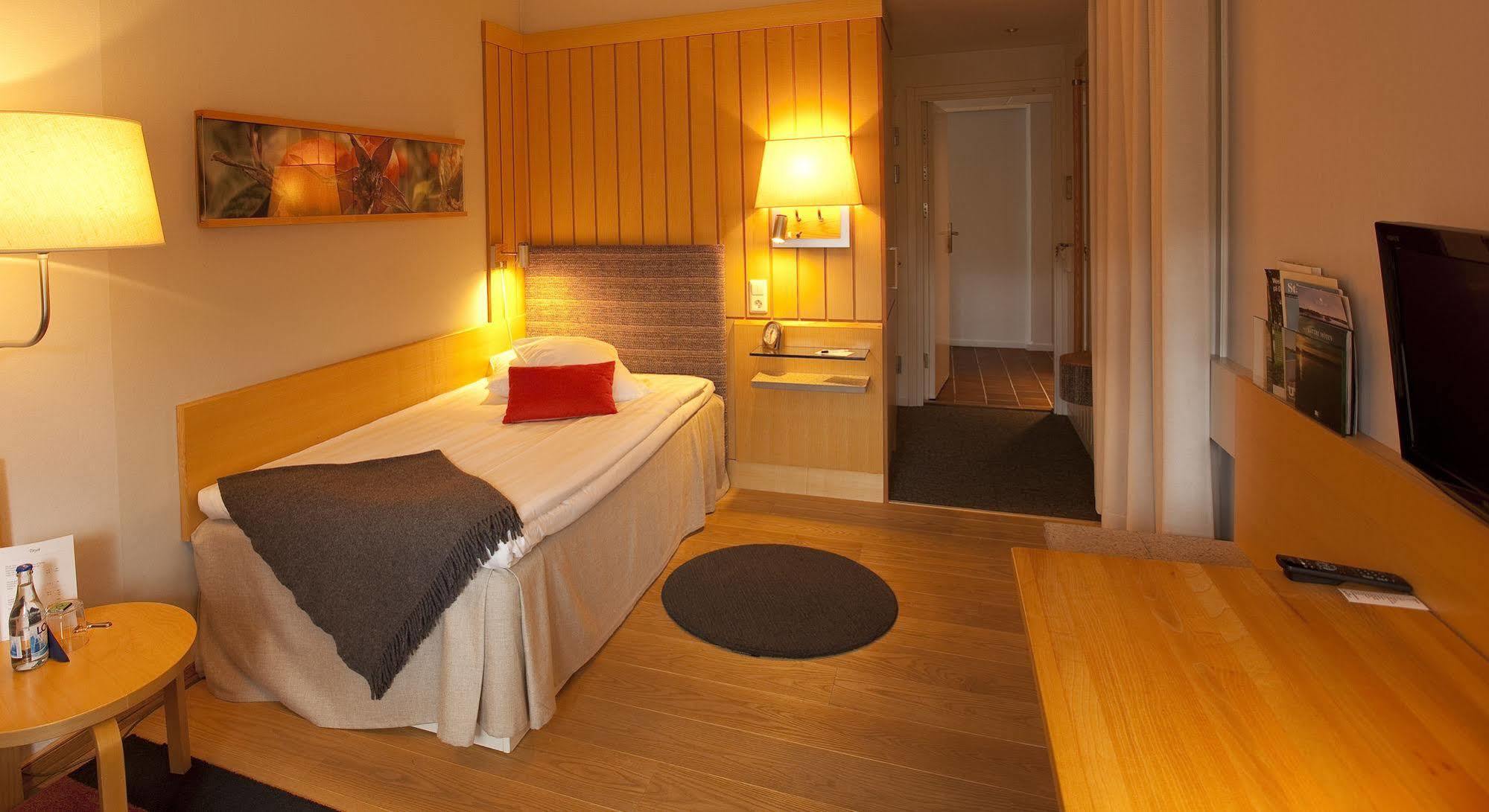 Djuroenaeset Hotell & Konferens Djurhamn Bagian luar foto