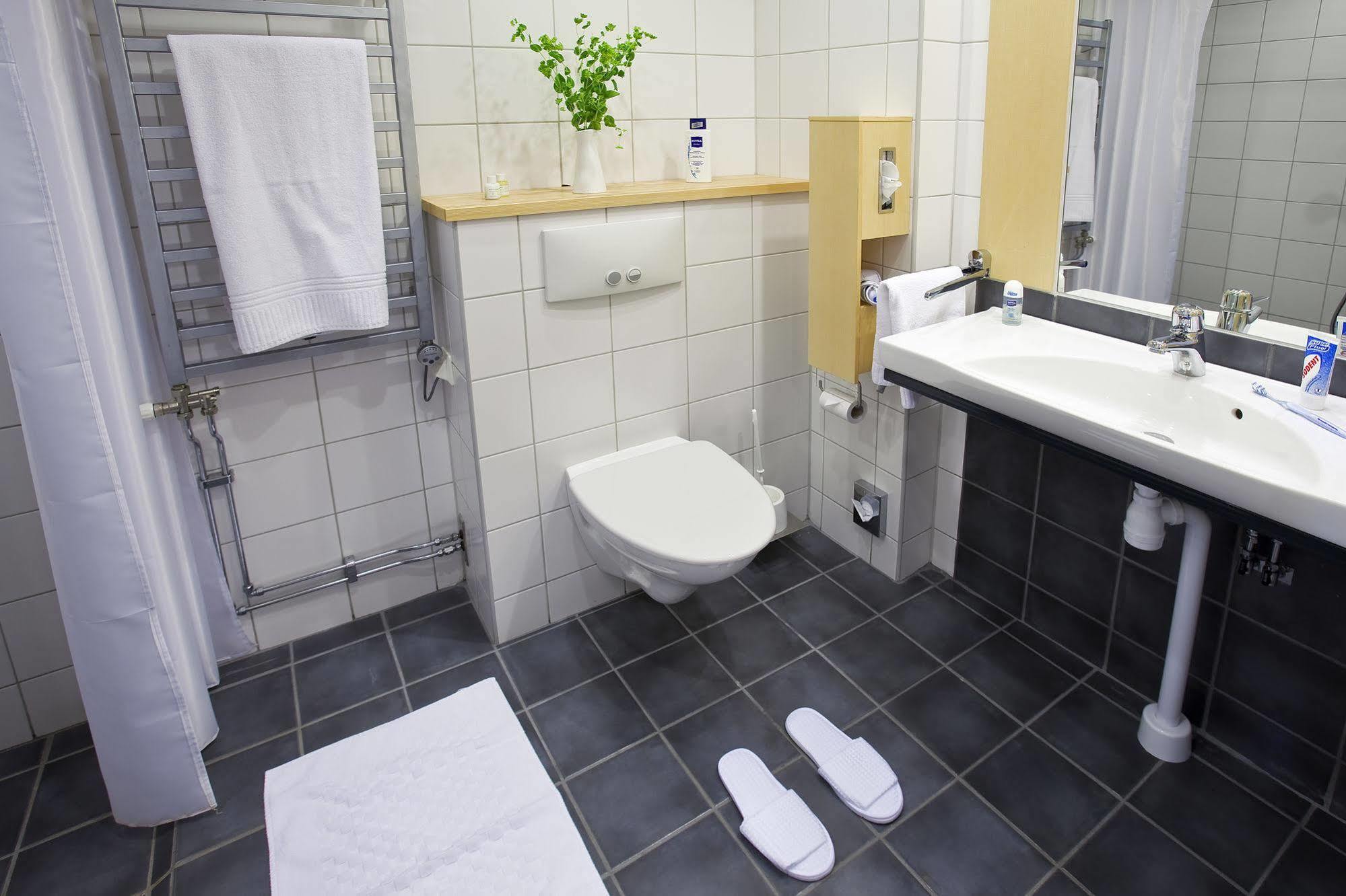 Djuroenaeset Hotell & Konferens Djurhamn Bagian luar foto